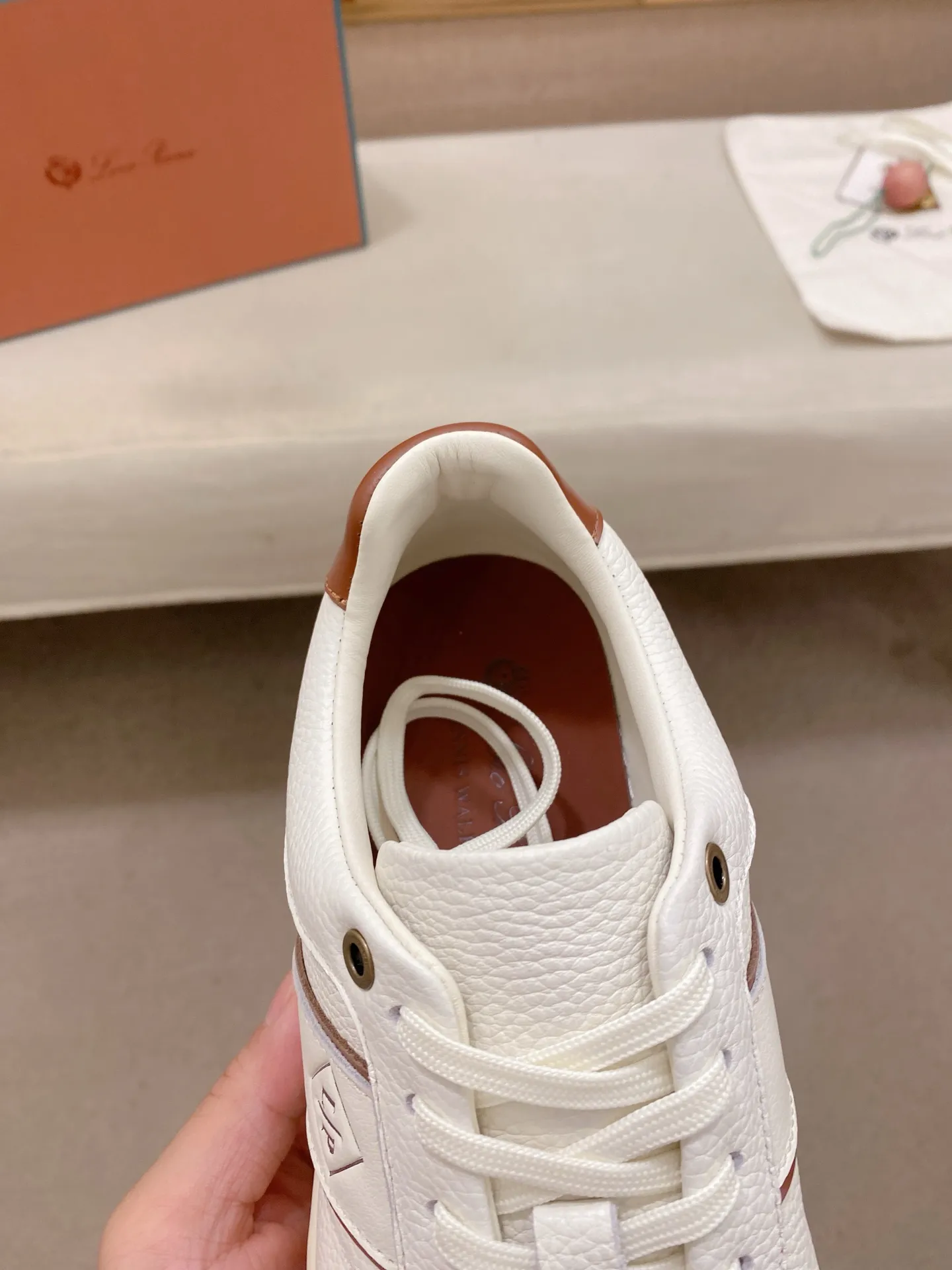 Men's shoes💰: 580💰🔥𝐥𝐨𝐫𝐨 𝐏𝐢𝐚𝐧𝐚 lp classic loafers, an Italian treasure brand, the only brand that can match Hermès! Only after wearing it do we realize that we can’t live up to our feet. The upper is made of imported first-layer cowhide with breathable fly-knit fabric, water-dyed cowhide foot pads, and the official original glass rubber outsole and pendant. Exclusive original packaging (tag ➕ brand paper ➕ outer box ➕ hand bag) code number: 38-44. Can be customized 45-46